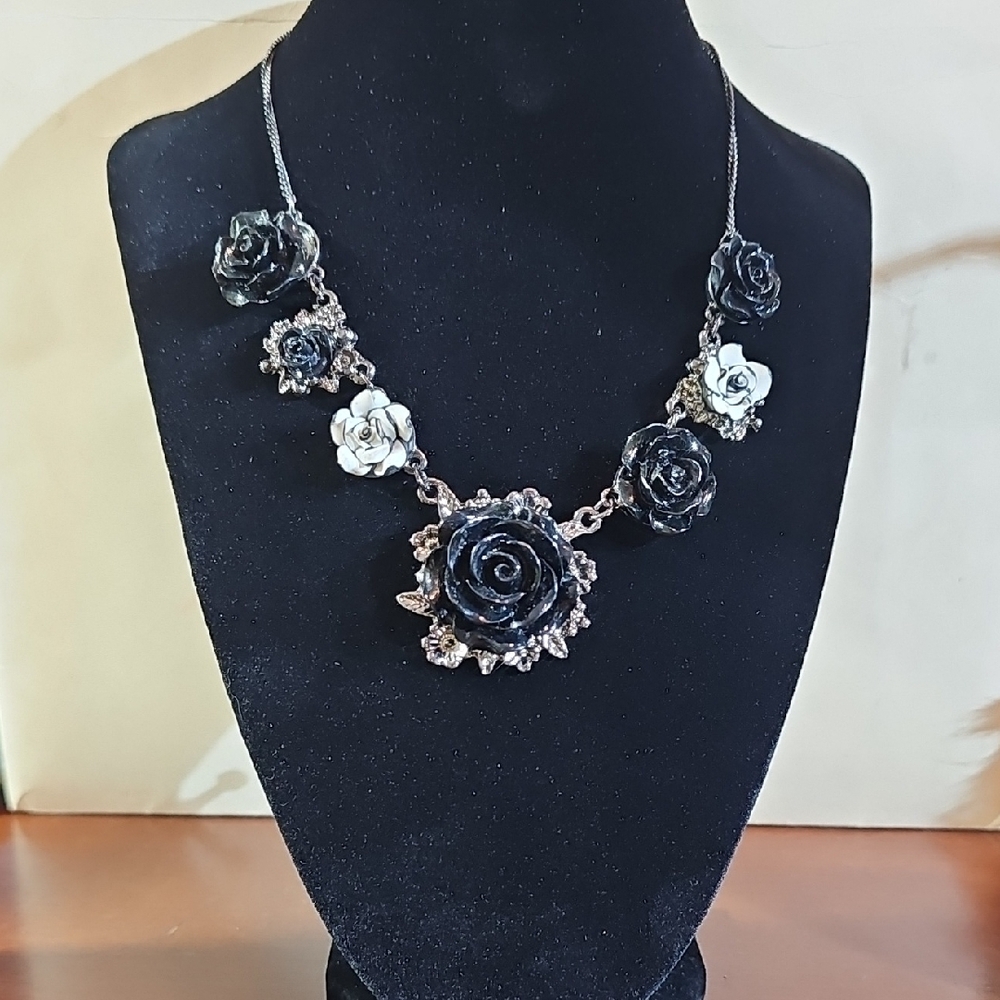 Elegant Black and White Floral Necklace